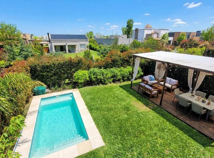Casa · 130m² · 4 Ambientes · 2 Cocheras