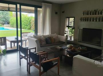 Casa · 305m² · 7 Ambientes · 2 Cocheras · Alquiler Temporal 2da Quincena Enero 2027 en Santa Barbara (Opción Una Semana Mas)
