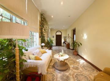 Casa · 306m² · 8 Ambientes · 2 Cocheras · Venta Imponente Casa Semicentro Tandil