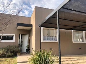 Casa · 101m² · 5 Ambientes · 1 Cochera · Se Alquila Impecable Casa en Villa Catalina