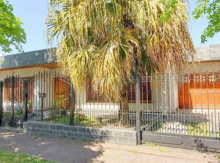 Casa · 160m² · 4 Ambientes · 4 Cocheras