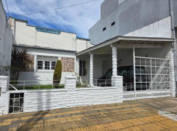 Casa · 127m² · 3 Ambientes · 1 Cochera · Casa 3 Amb Jardin Quincho Cochera Gerli Lanus
