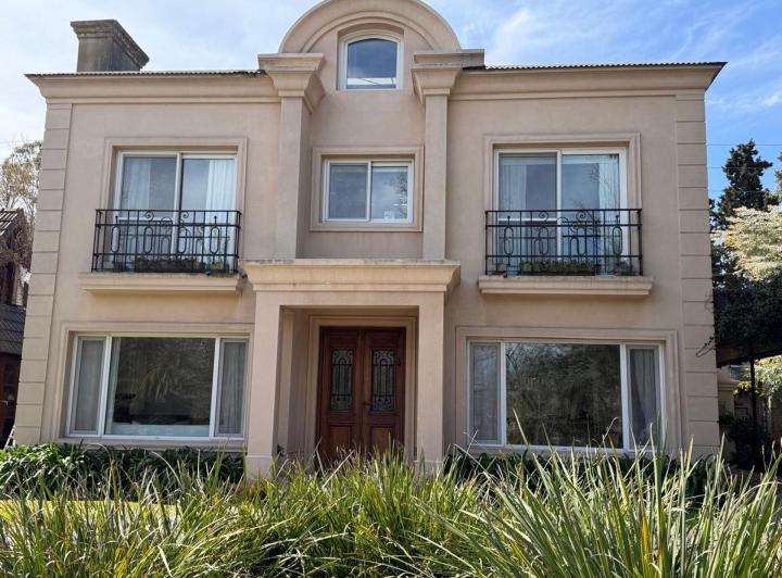 Casa · 300m² · 5 Ambientes · 1 Cochera