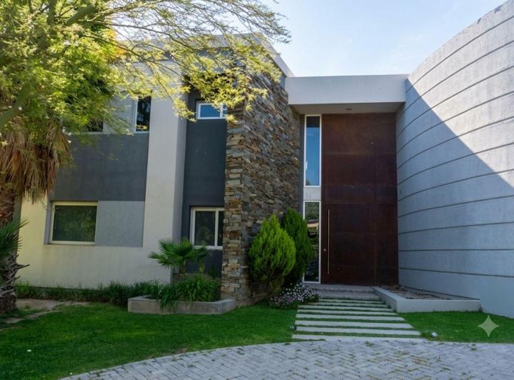 Casa · 413m² · 7 Ambientes · 2 Cocheras