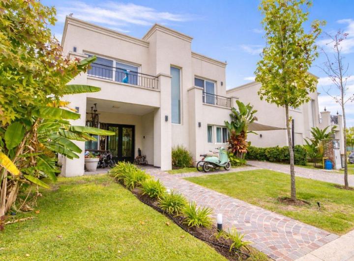 Casa · 185m² · 5 Ambientes · 4 Cocheras