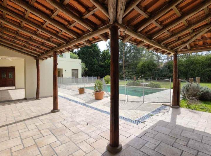 Casa · 250m² · 4 Ambientes · 2 Cocheras