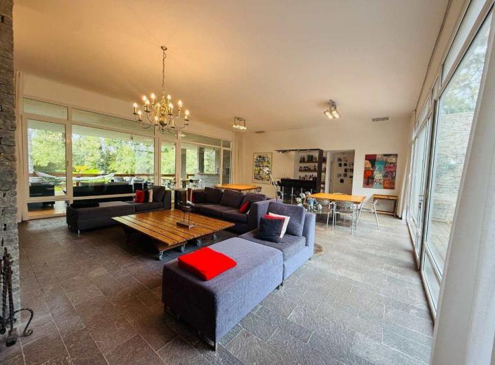 Casa · 418m² · 7 Ambientes · 1 Cochera