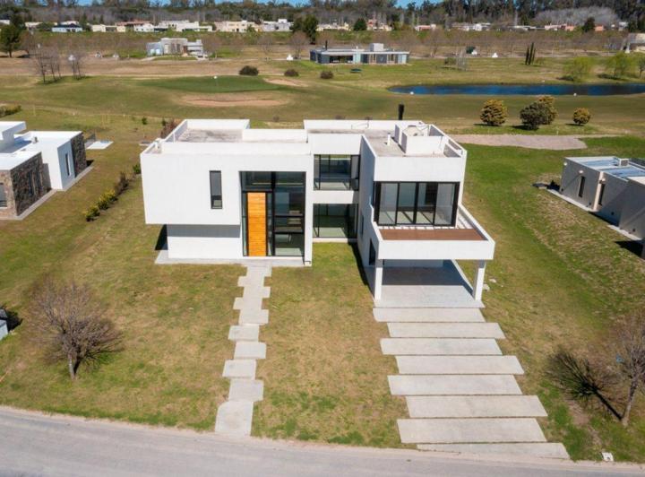 Casa · 300m² · 5 Ambientes · 2 Cocheras