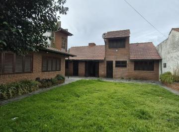 Casa · 130m² · 4 Ambientes · 2 Cocheras · Alquiler Casa Tipo Chalet de 4 Ambientes en Los Pinares