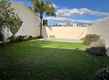 Patio · Casa en Venta de 4 Ambientes con Pileta y Cochera Doble