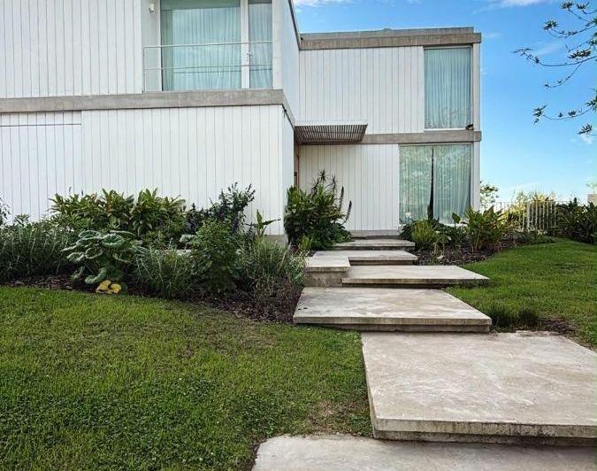 Casa · 350m² · 8 Ambientes · 2 Cocheras