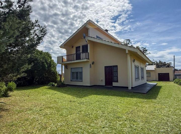 Casa · 210m² · 4 Ambientes · 1 Cochera