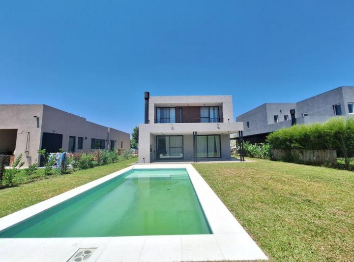 Casa · 249m² · 5 Ambientes · 2 Cocheras