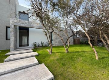 Casa · 413m² · 3 Dormitorios · 2 Cocheras · Casa Categoria en Venta en Country La Pankana