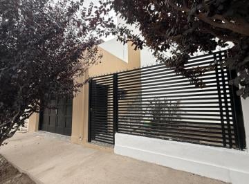 Casa de 3 ambientes, Neuquén · Particular - Casa en Alquiler 3 Dorm – Amplia, Cómoda y con Excelentes Espacios