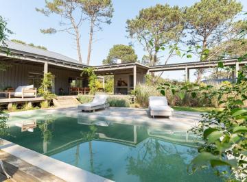 Casa · 173m² · 5 Dormitorios · 1 Cochera · Casa en Pinar del Faro, José Ignacio – 5 Suites, Piscina y 1000 m² de Terreno