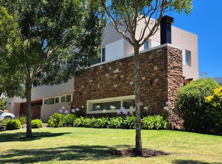Casa · 270m² · 5 Ambientes · 2 Cocheras