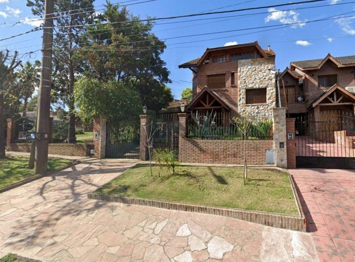 Casa · 235m² · 4 Ambientes · 2 Cocheras