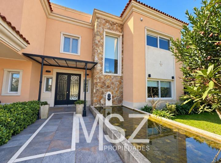 Casa · 345m² · 8 Ambientes · 2 Cocheras