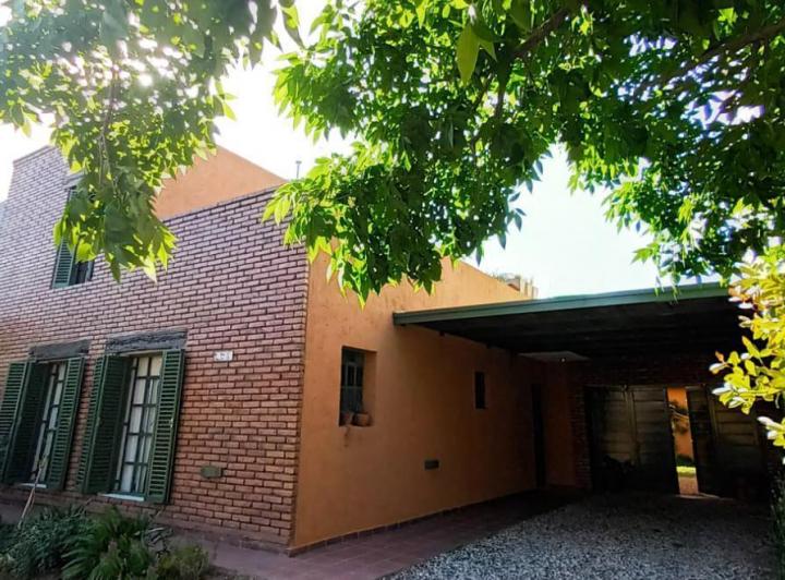 Casa · 360m² · 4 Ambientes · 2 Cocheras