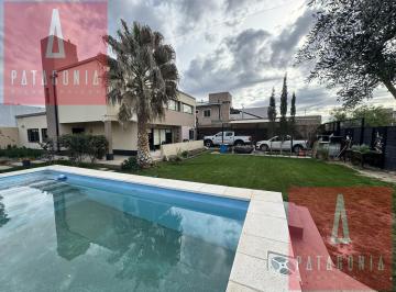 Casa · 170m² · 5 Ambientes · 1 Cochera · Casa de 3 Dorm. - Pileta - Quincho - F Oro