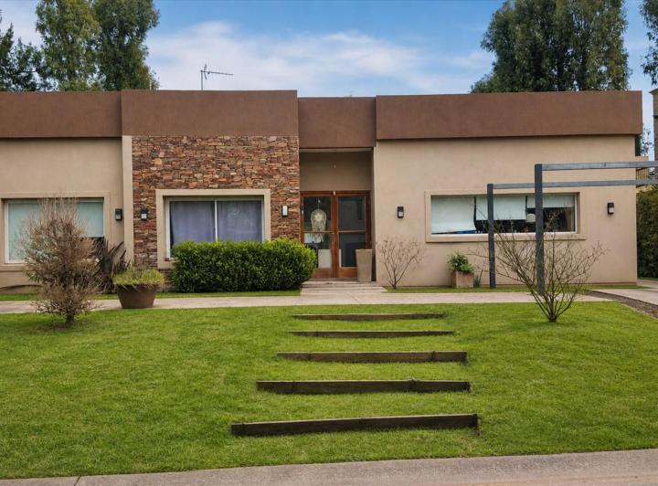 Casa · 183m² · 5 Ambientes · 4 Cocheras
