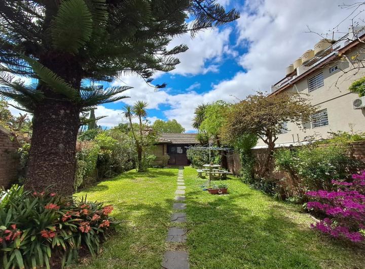 Casa · 220m² · 6 Ambientes · 1 Cochera