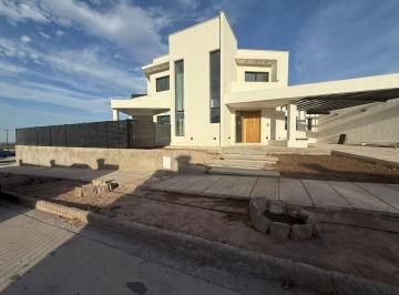Casa de 5 ambientes, El Challao · Venta de Casa en Barrio La Bastilla