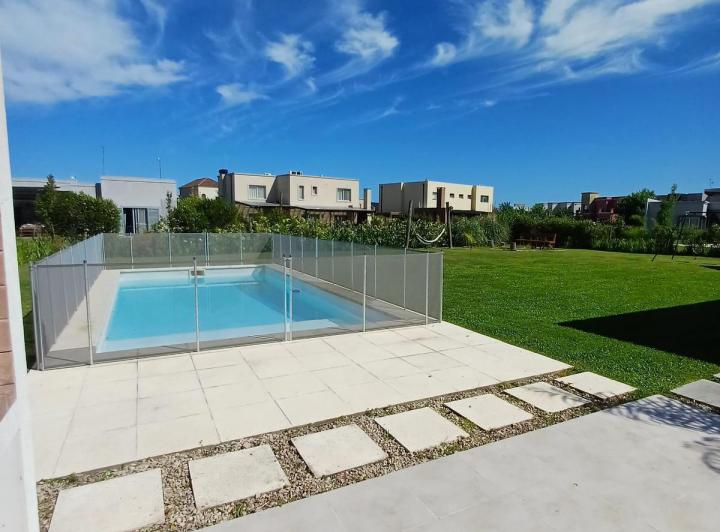Casa · 180m² · 6 Ambientes · 2 Cocheras