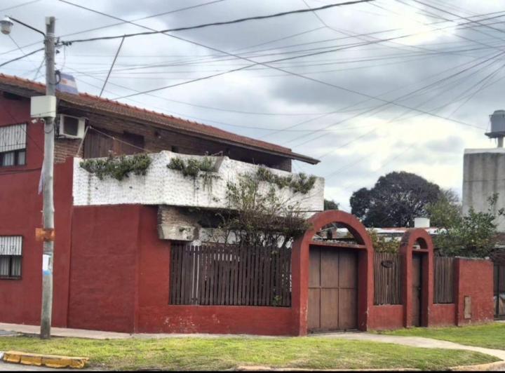 Casa · 1m² · 3 Ambientes · 2 Cocheras