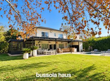 Casa · 238m² · 10 Ambientes · 4 Cocheras · Casa en Venta de 8 Ambientes y Pileta en Lomas de Fátima Pilar