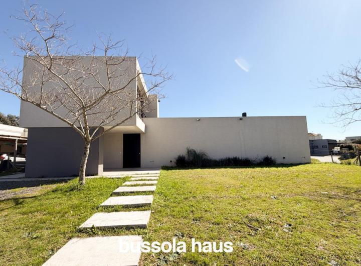 Casa · 245m² · 5 Ambientes