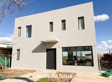 Casa · 175m² · 5 Ambientes · 2 Cocheras · Casa en Venta 3 Dorm. Pileta y Amarra Lote Interno en Vila Marina II Villanueva Tigre