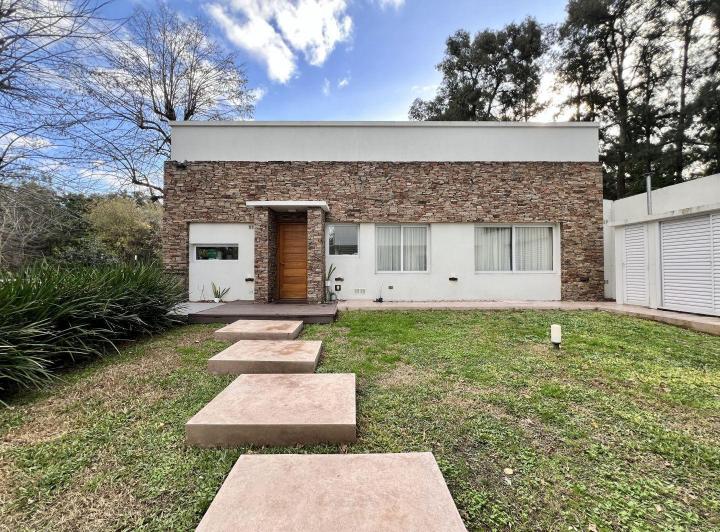 Casa · 200m² · 4 Ambientes · 2 Cocheras