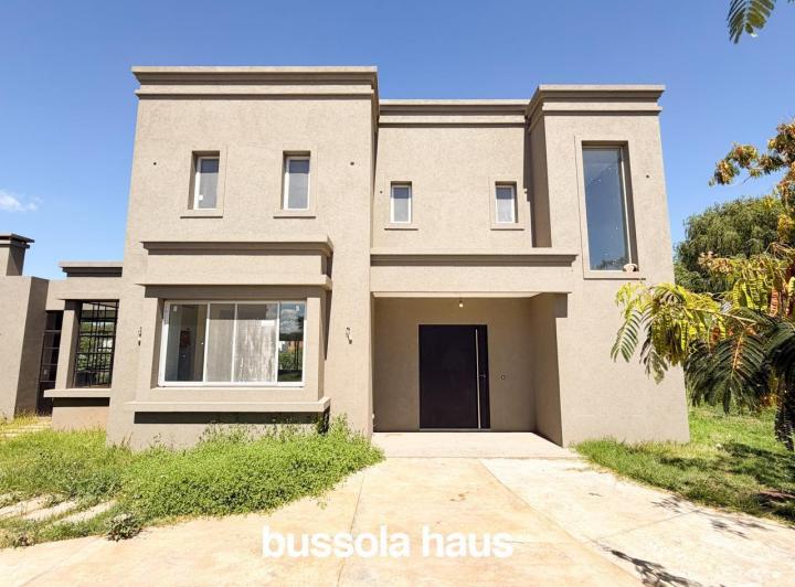 Casa · 267m² · 6 Ambientes · 4 Cocheras