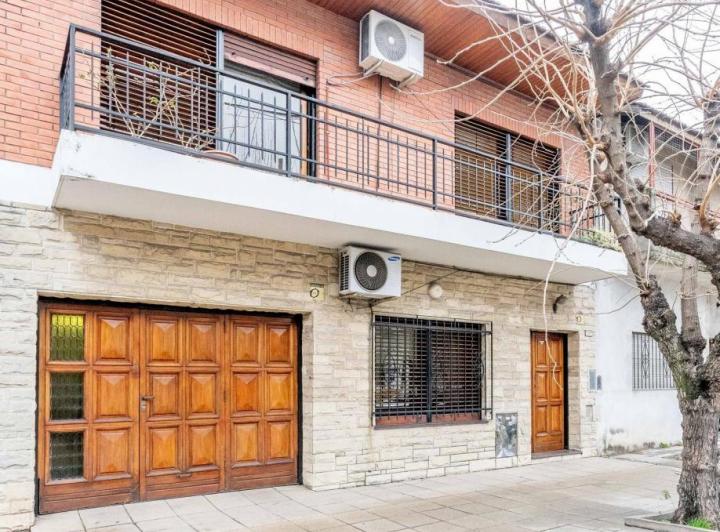 Casa · 250m² · 4 Ambientes · 5 Cocheras