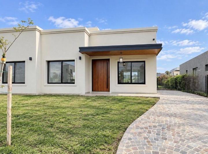 Casa · 130m² · 4 Ambientes · 2 Cocheras