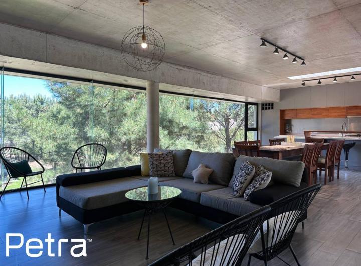 Casa · 370m² · 6 Ambientes · 2 Cocheras