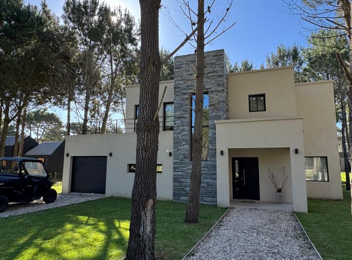 Casa · 182m² · 6 Ambientes · 1 Cochera