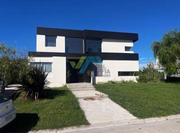 Casa · 204m² · 5 Ambientes · 2 Cocheras · Casa en Venta en San Sebastian - Area 5, San Sebastian, Escobar
