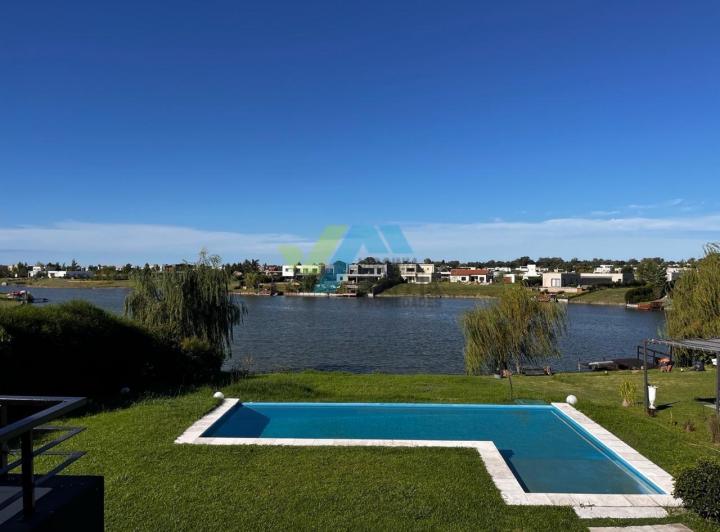 Casa · 204m² · 5 Ambientes · 2 Cocheras