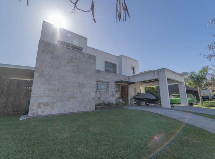 Casa · 342m² · 6 Ambientes · 2 Cocheras