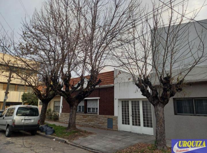 Casa · 130m² · 4 Ambientes · 2 Cocheras