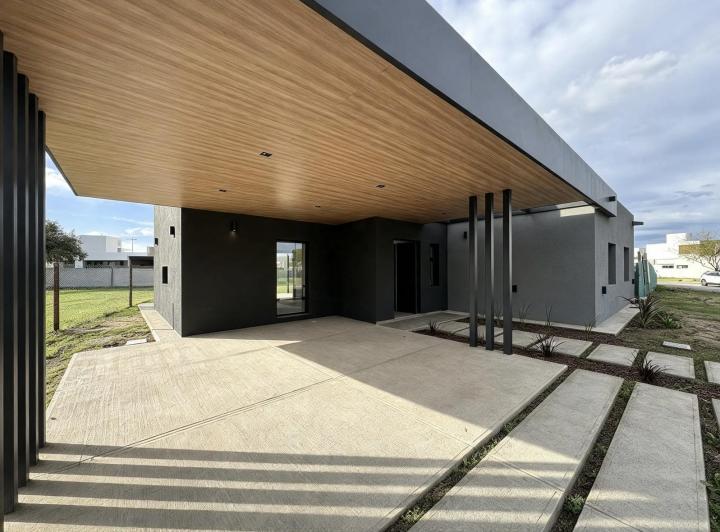 Casa · 136m² · 4 Ambientes · 2 Cocheras