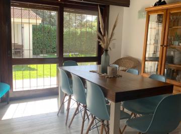 comedor con salida al jardín · A Solo 80 m del Mar Casa en Alquiler