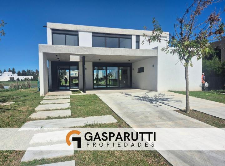 Casa · 220m² · 5 Ambientes · 7 Cocheras