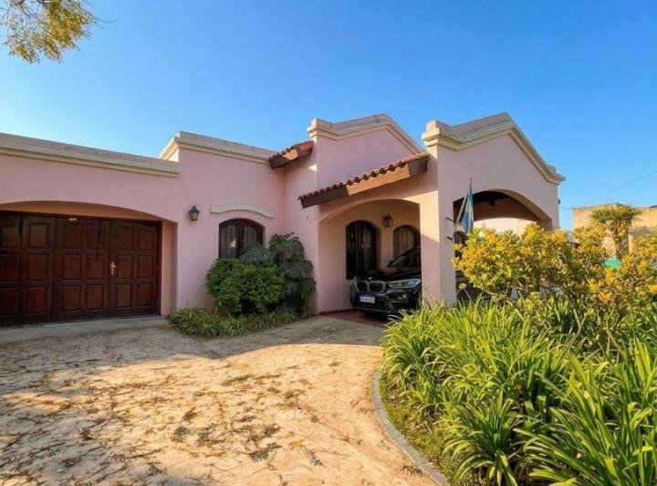 Casa · 280m² · 6 Ambientes · 3 Cocheras
