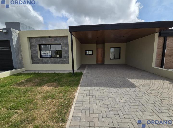 Casa · 130m² · 4 Ambientes · 2 Cocheras