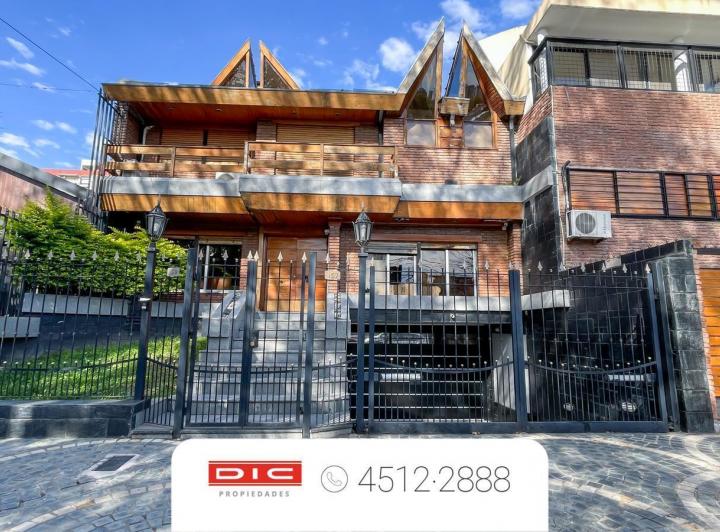 Casa · 440m² · 8 Ambientes · 6 Cocheras