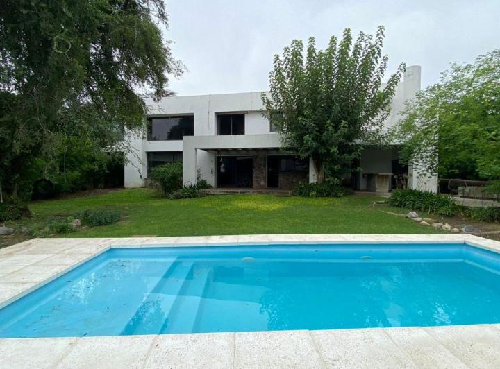 Casa · 270m² · 4 Ambientes · 3 Cocheras